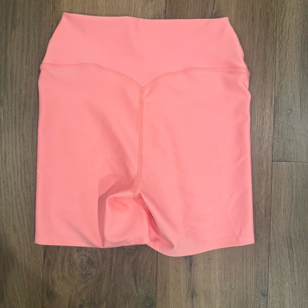 Alo Yoga Airlift Energy Short 5” Short in Strawberry Lemonade Sz Small - Picture 5 of 5